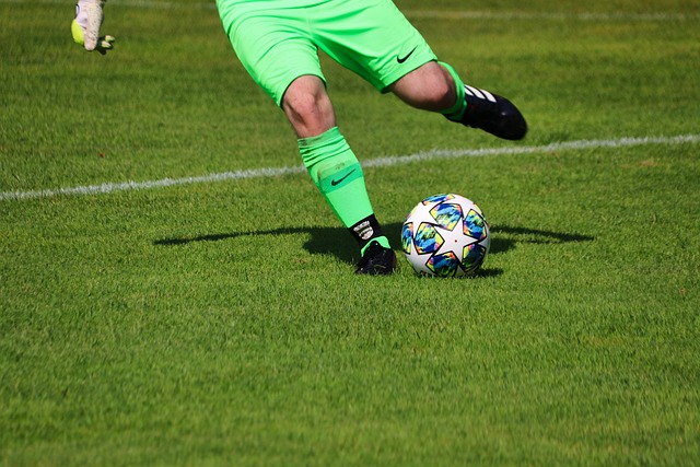 轻伤不下火线！记者：姆巴佩左手无名指骨折，但仍将出战曼城