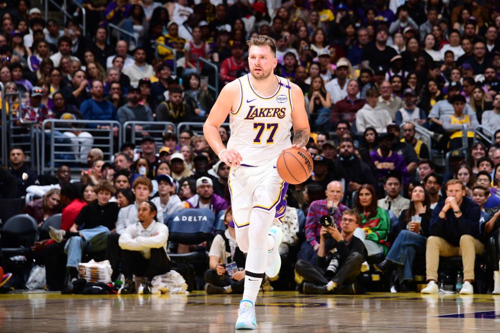 洛杉矶快船负于森林狼，经历逆转五连胜，森林狼展现顽强斗志，快船失误多，火力不足。